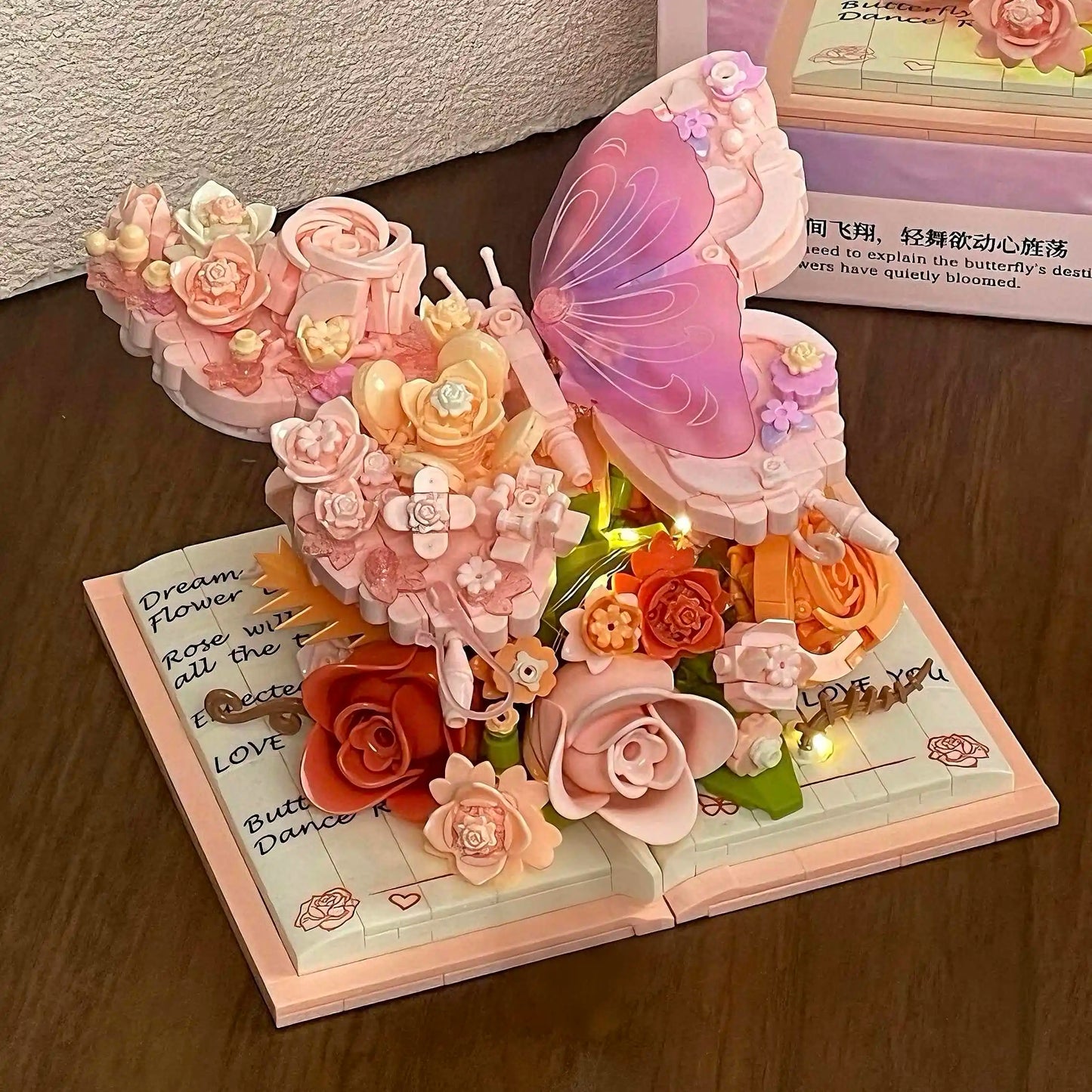 Roze Vlinder op boek | Bouwsteentjes